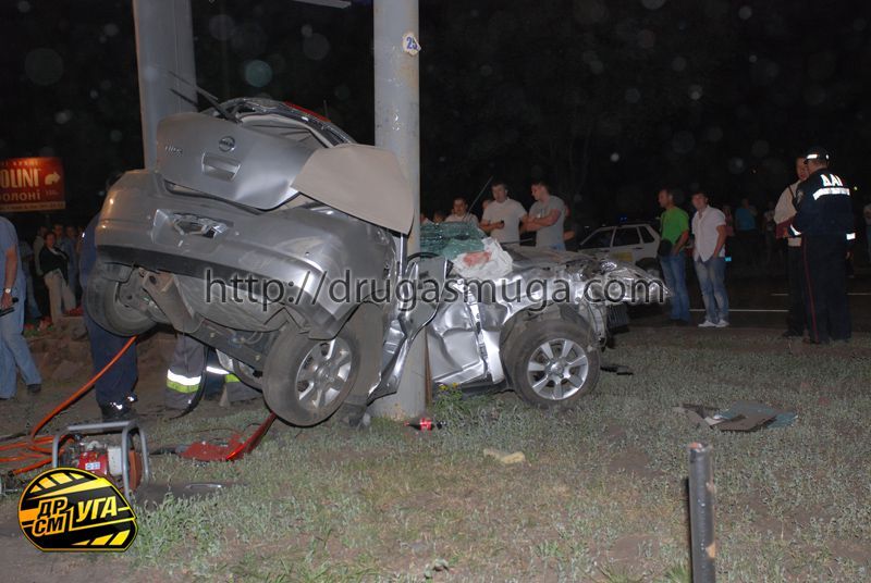 Девушка на Nissan Tiida сбила пешехода и врезалась  в столб - три человека погибли