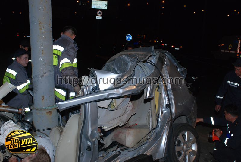 Девушка на Nissan Tiida сбила пешехода и врезалась  в столб - три человека погибли