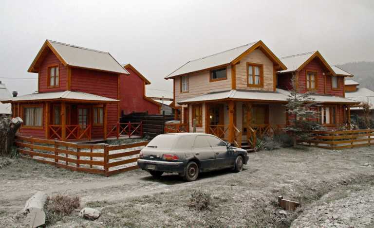 В Чили из-за извержения вулкана дороги покрылись толстым слоем пепла