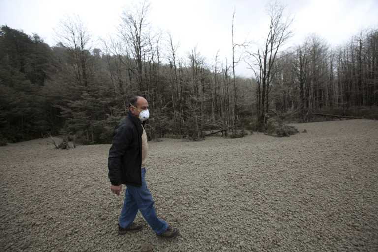 В Чили из-за извержения вулкана дороги покрылись толстым слоем пепла