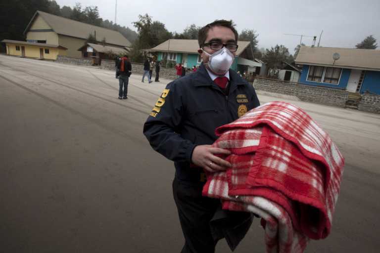 В Чили из-за извержения вулкана дороги покрылись толстым слоем пепла