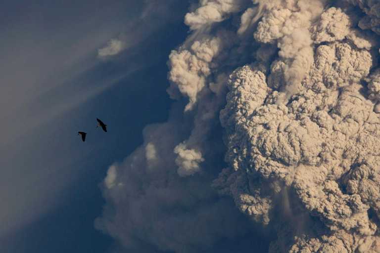 В Чили из-за извержения вулкана дороги покрылись толстым слоем пепла