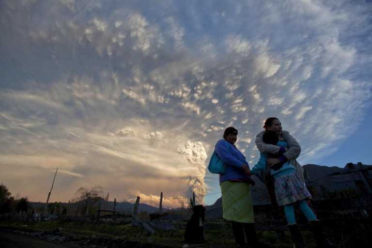 В Чили из-за извержения вулкана дороги покрылись толстым слоем пепла