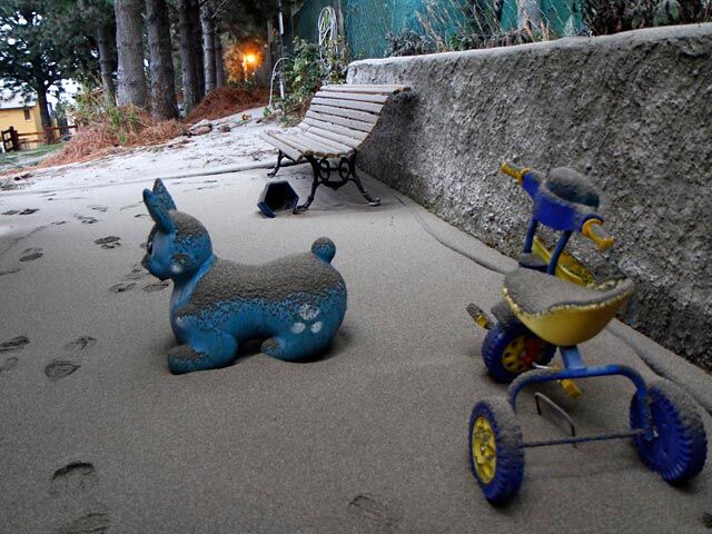 Вулкан Пуйеуэ засыпал Чили и Аргентину толстым слоем пепла