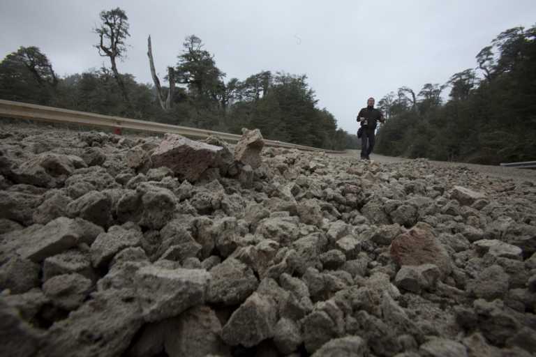В Чили из-за извержения вулкана дороги покрылись толстым слоем пепла