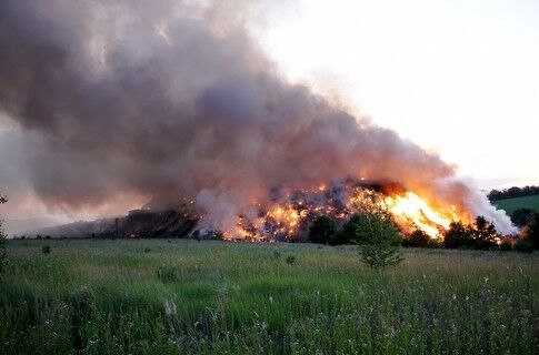Під Харковом вже добу горить сміттєвий полігон