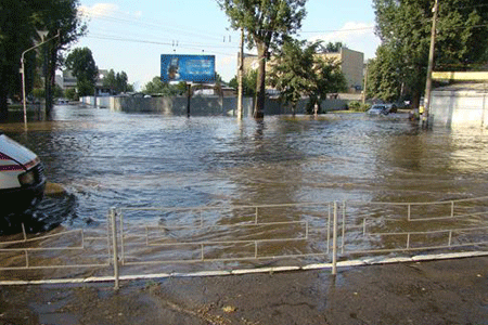 В центре Киева возникло озеро: коммунальщики подсчитывают убытки 