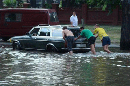 В центре Киева возникло озеро: коммунальщики подсчитывают убытки 