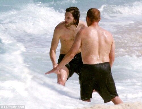 Эштон Катчер развлекается на пляже