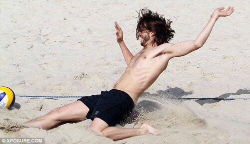 Эштон Катчер развлекается на пляже
