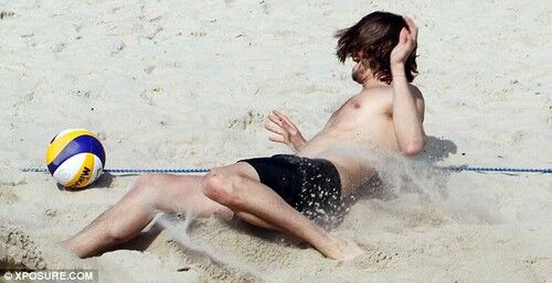 Эштон Катчер развлекается на пляже