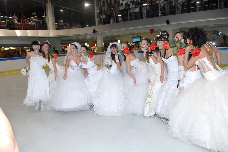 Парад наречених в Тернополі назвали "лесбійським" весіллям