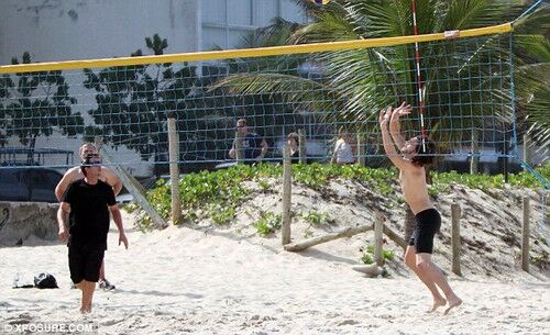 Эштон Катчер развлекается на пляже