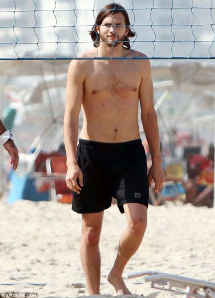 Эштон Катчер развлекается на пляже