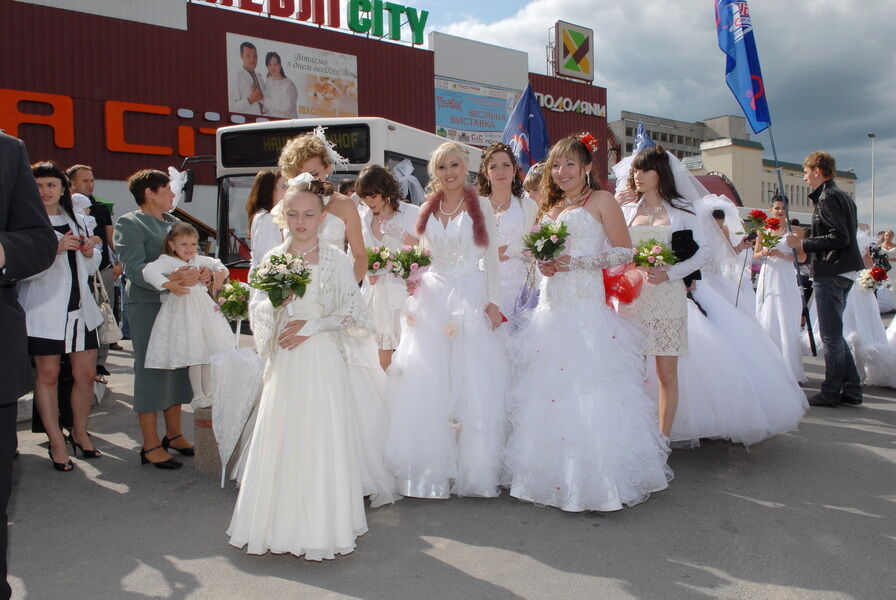 Парад наречених в Тернополі назвали "лесбійським" весіллям