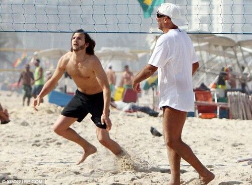 Эштон Катчер развлекается на пляже