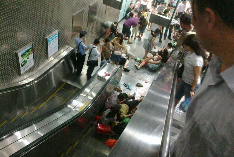 Эскалатор в метро взбесился - убил ребенка и покалечил 28 человек. Фото