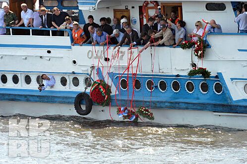 Дивіться фоторепортаж: У Казані пройшли жалобні заходи у зв'язку з трагедією на Волзі