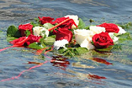 Рідні потонулих на" Булгарії" спустили на воду траурні вінки. Фото