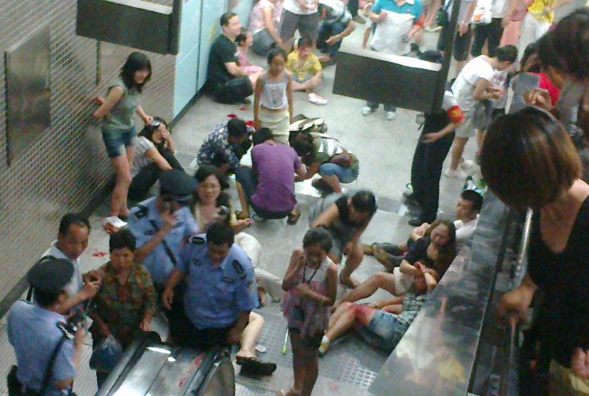 Эскалатор в метро взбесился - убил ребенка и покалечил 28 человек. Фото