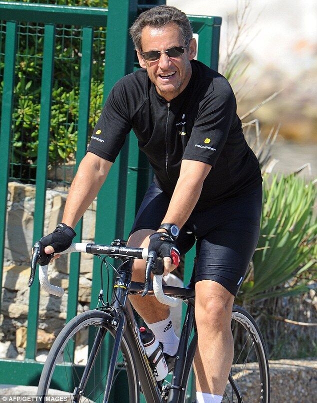 Піклується про свою фігуру: Саркозі був помічений велосипеді навколо форту в понеділок вранці