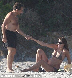 Допомагаючи рукою: Саркозі приходить на допомогу його дружині, яка з усіх сил, щоб встати з-за її зростаючого живота