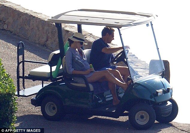 Водіння в стилі: Саркозі водіння дружиною на пляж від форту на гольф-кари раніше сьогодні