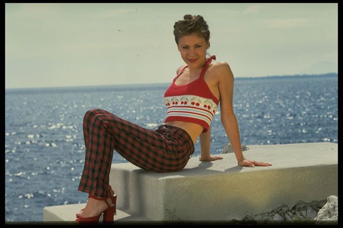 Алисса Милано в клетчатых штанишках образца 1996 года