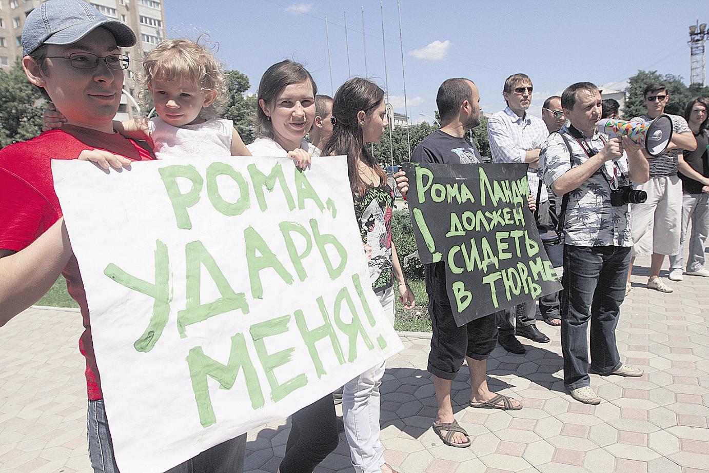 Официанты водят к столу, за которым Ландик бил Машу