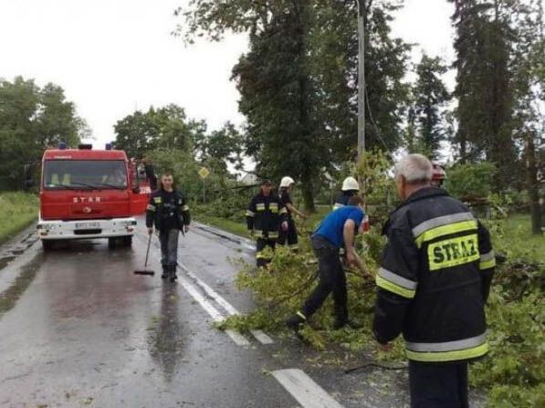 В Польше смерчи и бури разрушили больше сотни домов