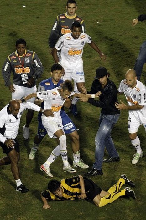 Жестокая драка на футболе. Фото