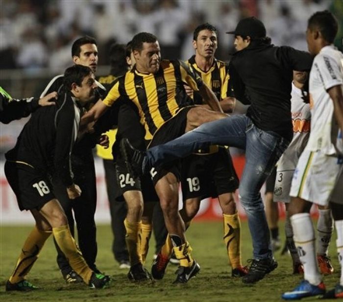 Жестокая драка на футболе. Фото