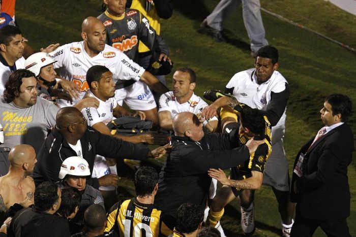 Жестокая драка на футболе. Фото