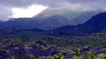 На індонезійському острові Сулавесі стався потужний виверження вулкана. ФОТО