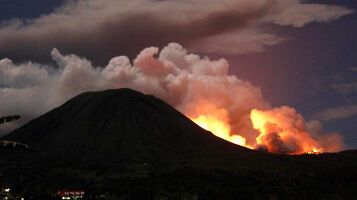 На індонезійському острові Сулавесі стався потужний виверження вулкана. ФОТО