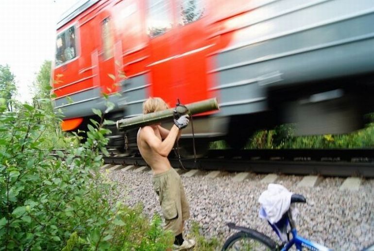 В России парень вышел против пассажирского поезда с базукой. Фото