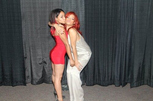 Рианна вместе со своими фанатами