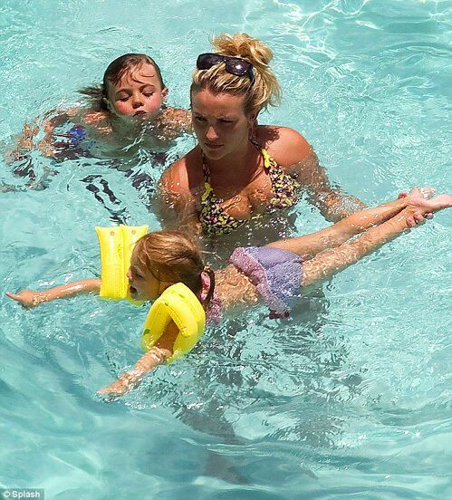 Сестра Бритни Спирс показала свои прелести. Фото