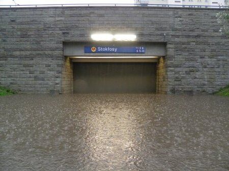 Польшу накрыл грозовой дождь: затоплено метро и вокзал. Фото, видео