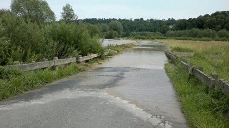 Польшу накрыл грозовой дождь: затоплено метро и вокзал. Фото, видео