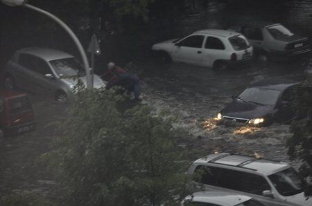Польшу накрыл грозовой дождь: затоплено метро и вокзал. Фото, видео