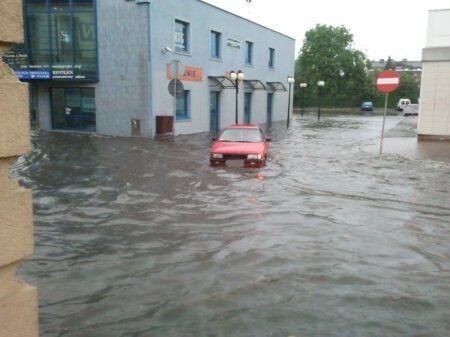 Польшу накрыл грозовой дождь: затоплено метро и вокзал. Фото, видео
