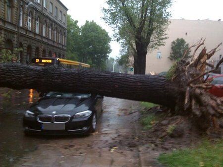 Польшу накрыл грозовой дождь: затоплено метро и вокзал. Фото, видео