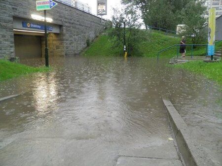Польшу накрыл грозовой дождь: затоплено метро и вокзал. Фото, видео