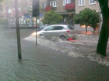 Польшу накрыл грозовой дождь: затоплено метро и вокзал. Фото, видео