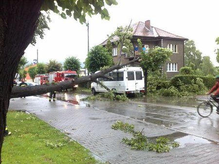 Польшу накрыл грозовой дождь: затоплено метро и вокзал. Фото, видео