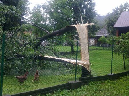 Польшу накрыл грозовой дождь: затоплено метро и вокзал. Фото, видео