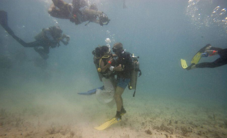 Підводний весілля в Мексиці трохи не дотягла до рекордної
