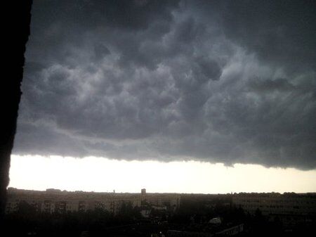 Польшу накрыл грозовой дождь: затоплено метро и вокзал. Фото, видео