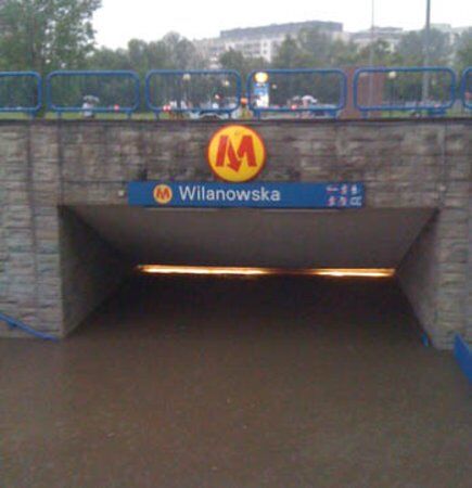 Польшу накрыл грозовой дождь: затоплено метро и вокзал. Фото, видео